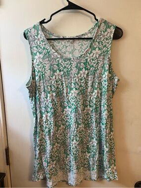 LIKE NEW ROSE + OLIVE Sleeveless Floral Tank Top in Green and White (1X) 💚✨